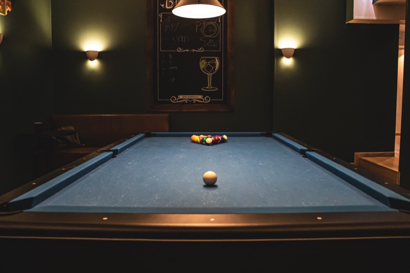 Biljardbordet på Tordenskjold Pub med tavlekunst på veggen