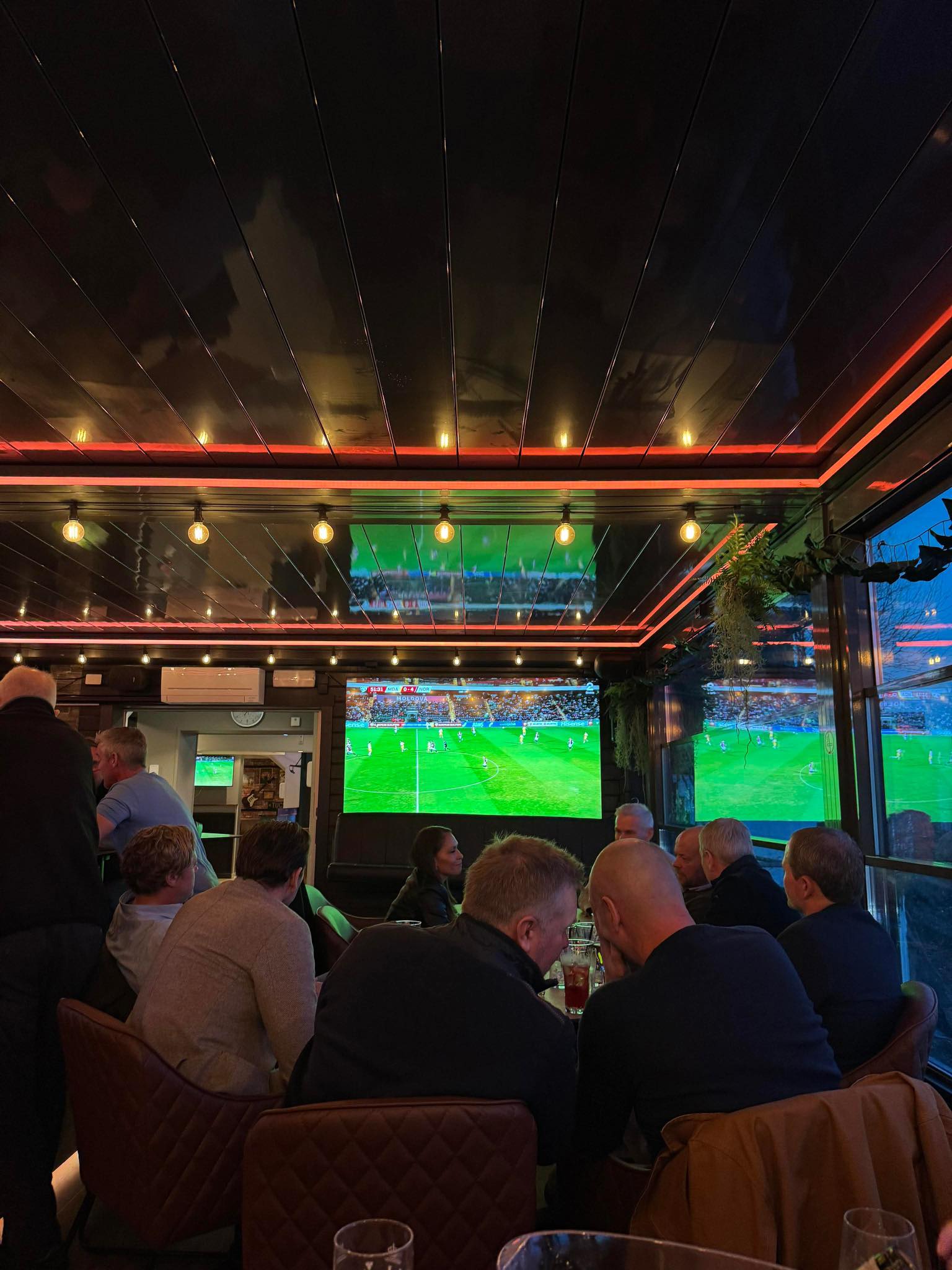 Fotball på storskjerm i vinterhagen på Tordenskjold Pub