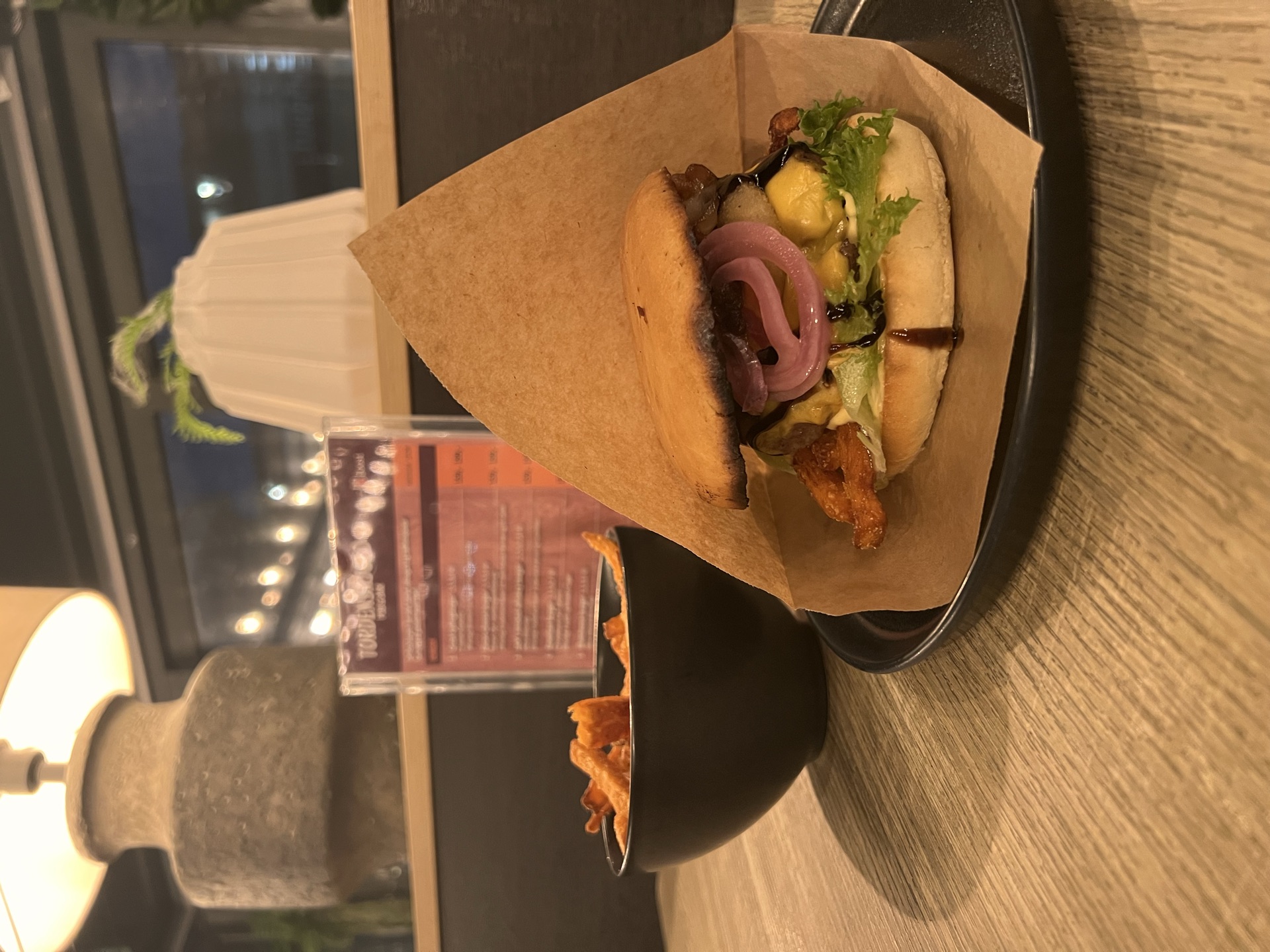 Burger fra Burger Boost servert på Tordenskjold Pub